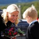 Kronprinsessen fikk blomster av Eivind Eide da hun kom til Folldal (Foto: Lise Åserud / Scanpix).